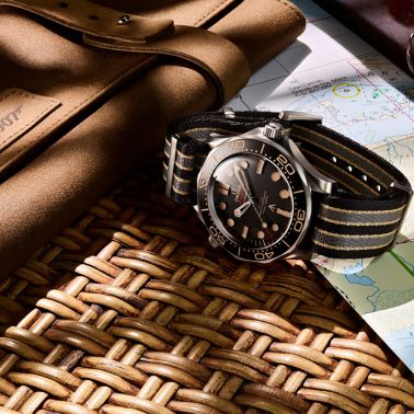 Montre Omega Seamaster Diver 300m Co-Axial Master Chronometer Edition 007 No Time To Die cadran noir bracelet NATO 42 mm