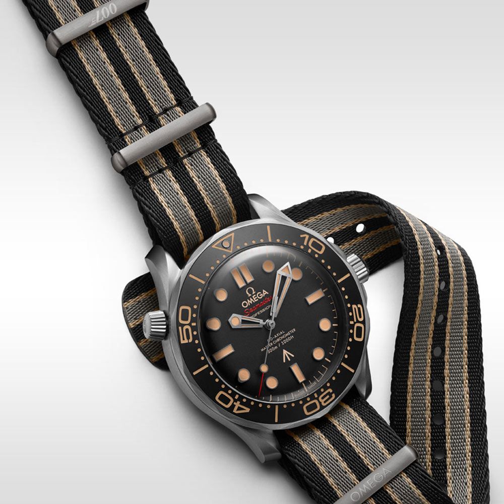 Montre Omega Seamaster Diver 300m Co-Axial Master Chronometer Edition 007 No Time To Die cadran noir bracelet NATO 42 mm