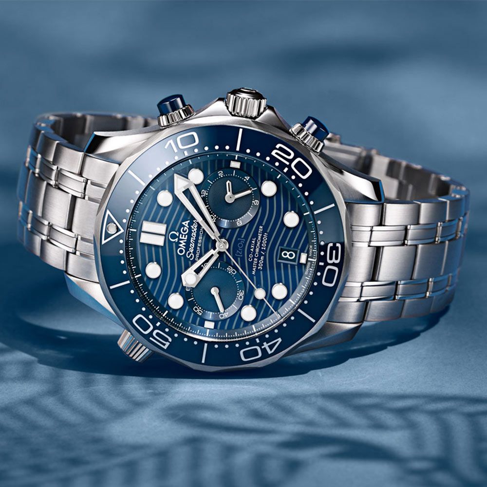 Montre Omega Seamaster Diver 300m Co-Axial Master Chronometer Chronograph cadran bleu bracelet acier 44 mm