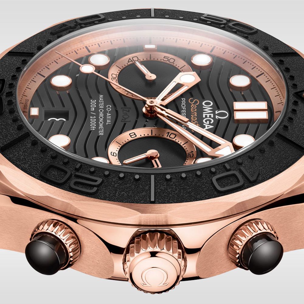 Montre Omega Seamaster Diver 300m Co-Axial Master Chronometer Chronograph or Sedna cadran noir bracelet caoutchouc noir 44 mm