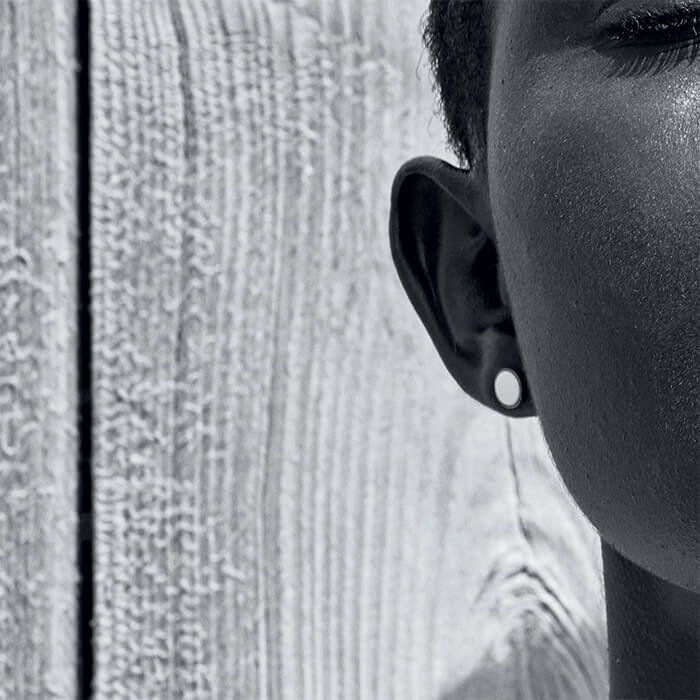 Puces d'oreilles Ginette NY Ever Disc en or rose et lapis lazuli