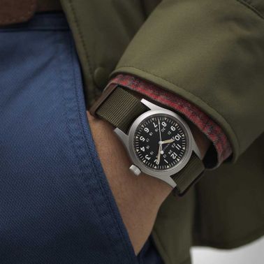 Montre Hamilton Khaki Field mécanique cadran noir bracelet NATO kaki 38 mm H69439931