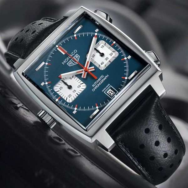 Montre TAG Heuer Monaco Calibre 11 cadran bleu bracelet cuir perforé noir 39 mm CAW211P.FC6356