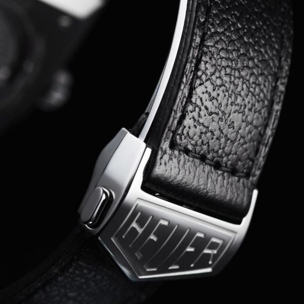 Montre TAG Heuer Monaco Calibre 11 cadran bleu bracelet cuir perforé noir 39 mm CAW211P.FC6356