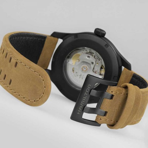 Montre Hamilton Khaki Field Titanium auto cadran noir bracelet cuir brun 42 mm H70665533