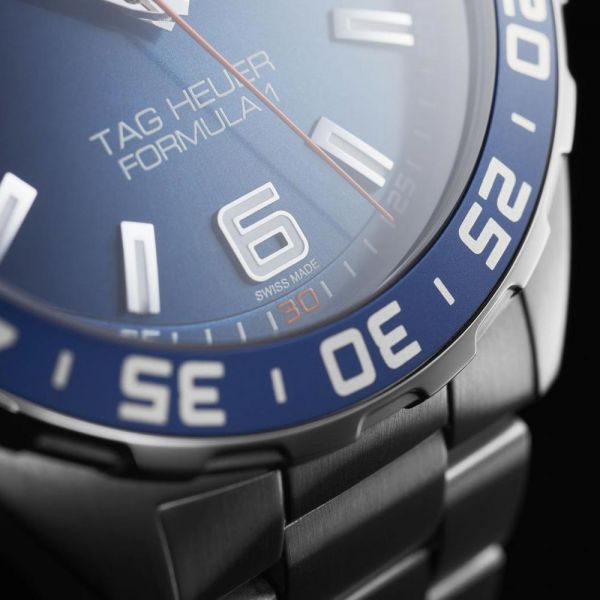 Montre TAG Heuer Formula 1 quartz cadran bleu soleillé lunette bleue bracelet acier 43 mm