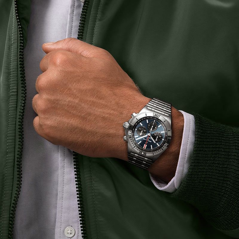 Montre Breitling Chronomat B01 Chronograph automatique cadran bleu bracelet acier 42 mm AB0134101C1A1