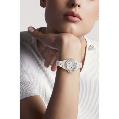 Montre CHANEL J12 cadran nacre lunette et index sertis bracelet céramique haute résistance blanche 29 mm