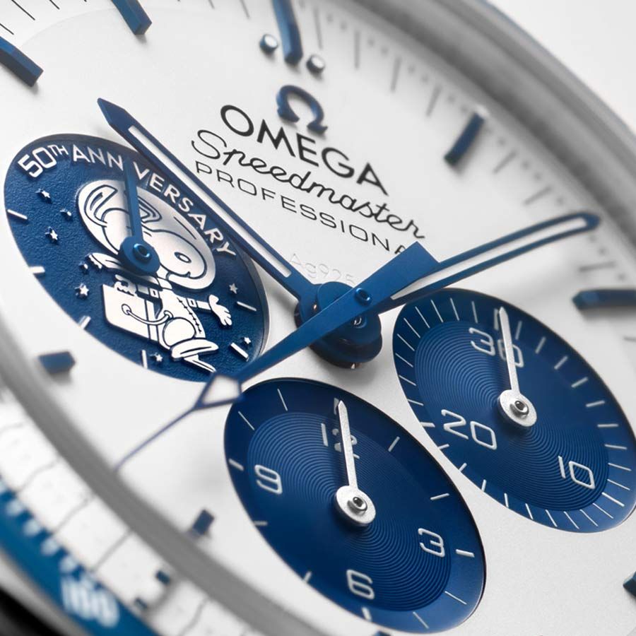 Omega Speedmaster Moonwatch Silver Snoopy Award 42 mm