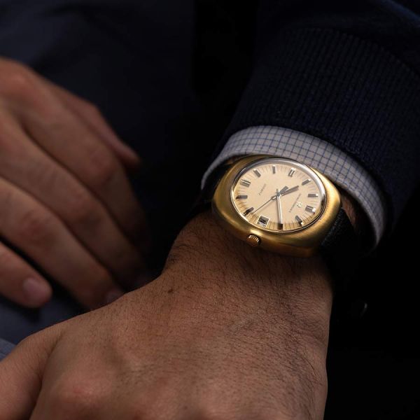 Girard Perregaux quartz watch 38x43 mm 1970s