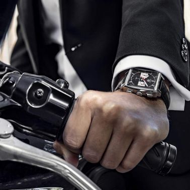 Montre TAG Heuer Monaco Calibre HEUER 02 cadran noir bracelet cuir noir 39 mm CBL2113.FC6177