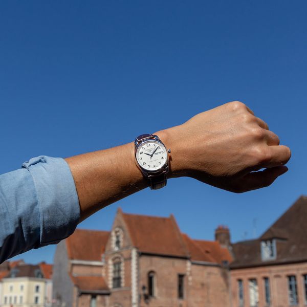 Montre Longines Master Collection Annual Calendar automatique chiffres arabes bracelet cuir marron 40 mm