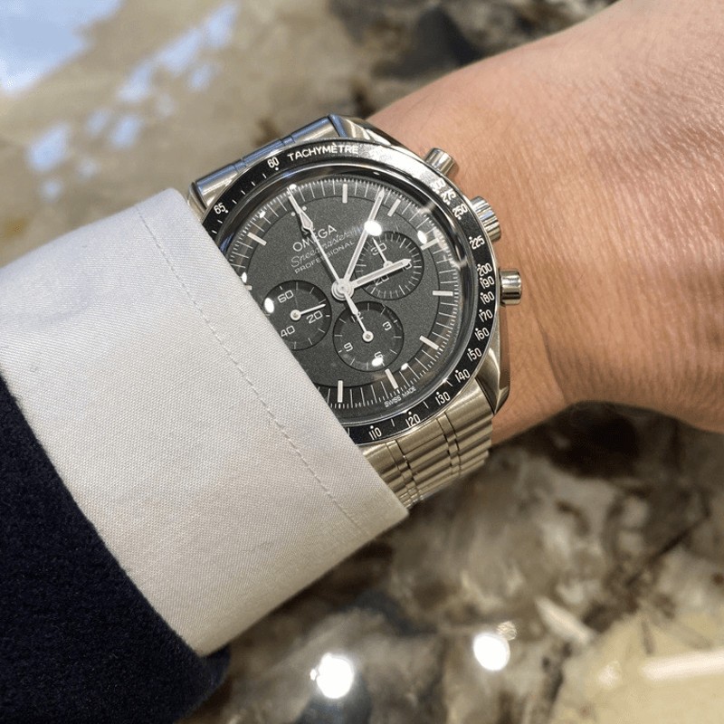 310.30.42.50.01.001 Montre Omega Speedmaster Moonwatch Professional Chronographe Co-Axial Master Chronometer verre hésalite brac