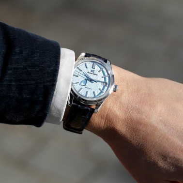 Montre Grand Seiko Elegance Spring Drive cadran bleu bracelet cuir noir 40,2 mm SBGA407G