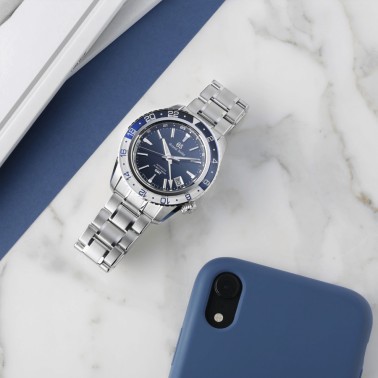 Montre Grand Seiko Sport automatique GMT cadran bleu bracelet acier 44,2 mm SBGJ237G