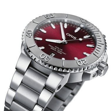 Montre Oris Aquis Date Cherry automatique cadran rouge cerise bracelet acier 41,5 mm 01 733 7766 4158-07 8 22 05PEB