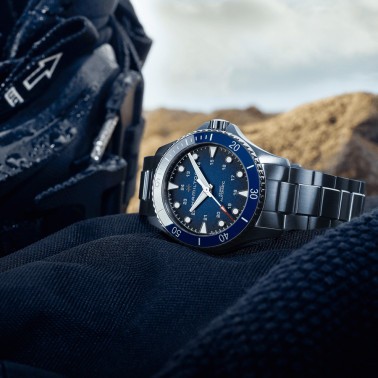 Hamilton Khaki Navy Scuba automatic watch blue dial steel bracelet 43 mm H82505140