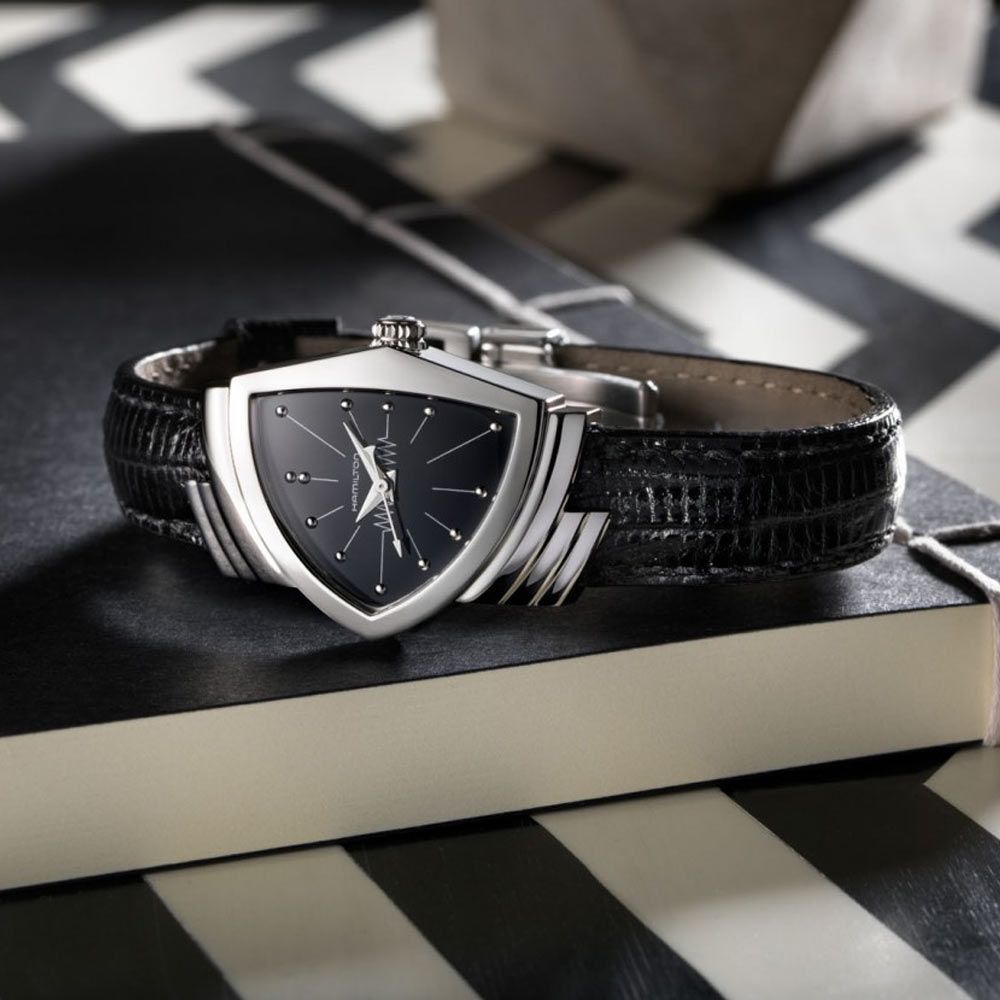 Montre Hamilton Ventura cadran noir bracelet cuir de veau grainé façon lézard noir