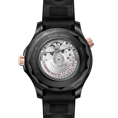 Montre Omega Seamaster Diver 300 Co-Axial Master Chronometer Céramique et Or Sedna cadran noir bracelet caoutchouc noir 43,5 mm 