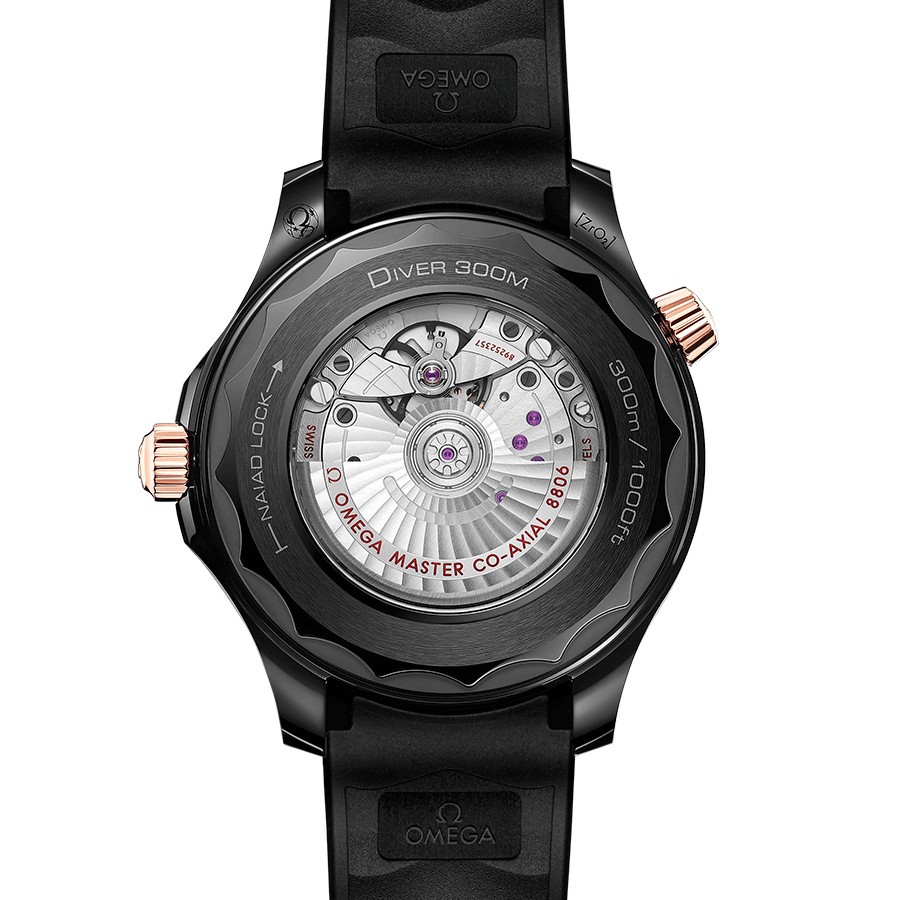 Montre Omega Seamaster Diver 300 Co-Axial Master Chronometer Céramique et Or Sedna cadran noir bracelet caoutchouc noir 43,5 mm 