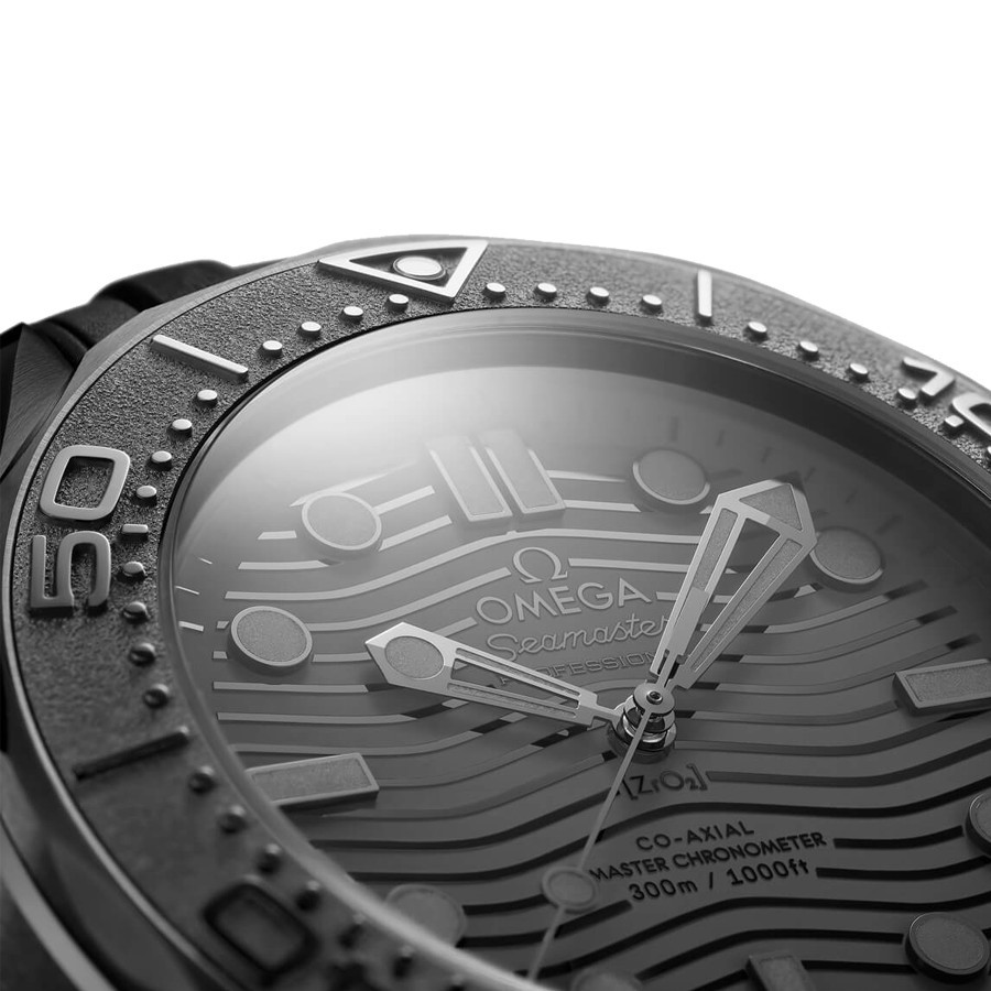 Montre Omega Seamaster Diver 300 Co-Axial Master Chronometer Céramique cadran noir bracelet caoutchouc noir 43,5 mm 210.92.44.20