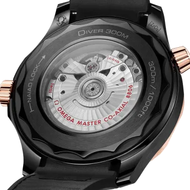 Montre Omega Seamaster Diver 300 Co-Axial Master Chronometer Céramique et Or Sedna cadran noir bracelet caoutchouc noir 43,5 mm 