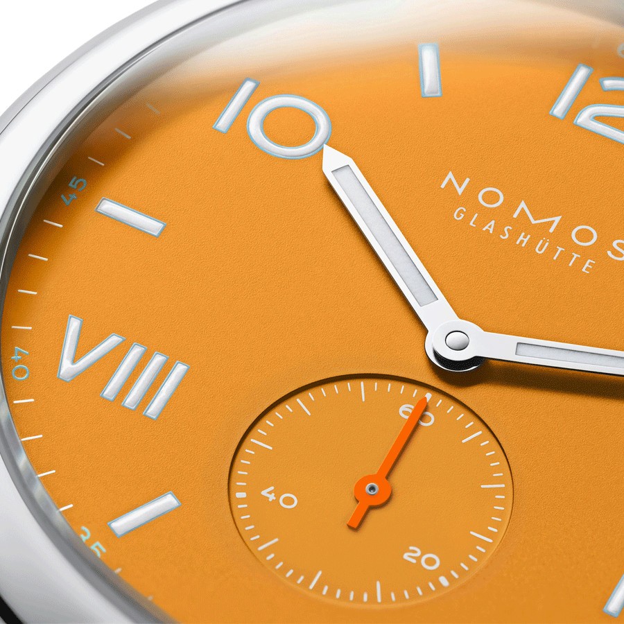 Montre Nomos Club Campus 38 Future Orange automatique à remontage manuel cadran orange bracelet cuir velours anthracite 38,5 mm 