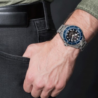 Montre Rado Captain Cook High Tech Ceramic automatique cadran noir bracelet céramique grise 43 mm R32128202