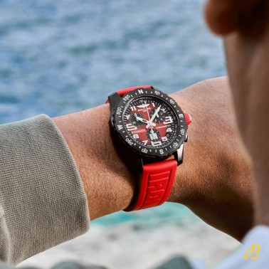 Montre Breitling Endurance Pro Edition IRONMAN® quartz chronographe cadran rouge bracelet caoutchouc rouge 44 mm X823109A1K1S1