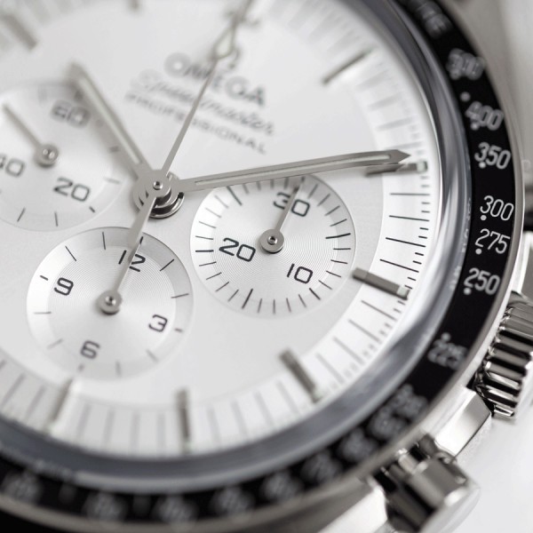 Omega Speedmaster Moonwatch Professional Chronograph Co-Axial Master Chronometer Canopus gold leather strap 42 mm
