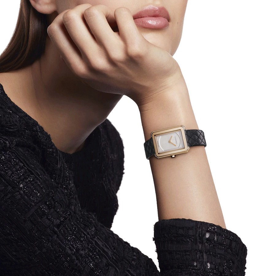 Montre Chanel BOY·FRIEND Petit Modèle Or beige quartz cadran opalin bracelet cuir veau noir H6587