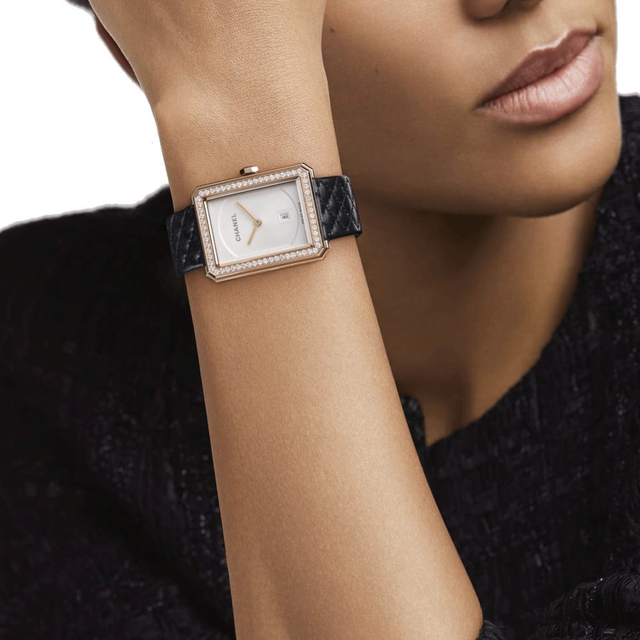 Montre Chanel BOY·FRIEND Grand Modèle Or beige quartz lunette sertie cadran opalin bracelet cuir veau noir H6591