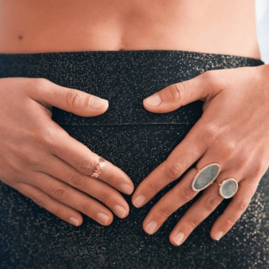 Bague Ginette NY Disc Ring en or rose et nacre noire