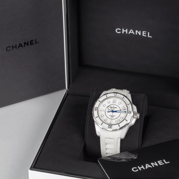 Montre Chanel J12 automatique cadran blanc bracelet caoutchouc blanc