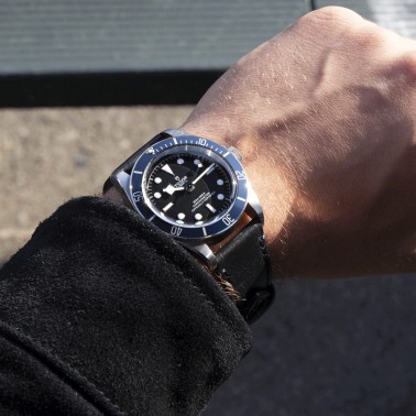 Montre Tudor Black Bay automatique lunette bleue cadran noir bracelet cuir bleu 41 mm M79230B-0007