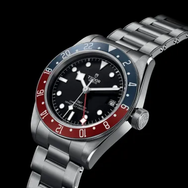 Montre Tudor Black Bay GMT automatique lunette Pepsi cadran noir bracelet acier 41 mm M79830RB-0001