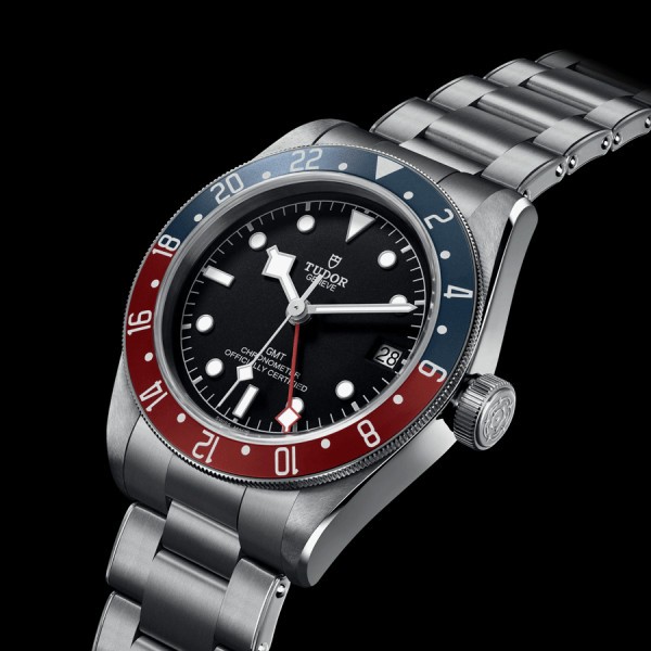 Montre Tudor Black Bay GMT automatique lunette Pepsi cadran noir bracelet acier 41 mm M79830RB-0001