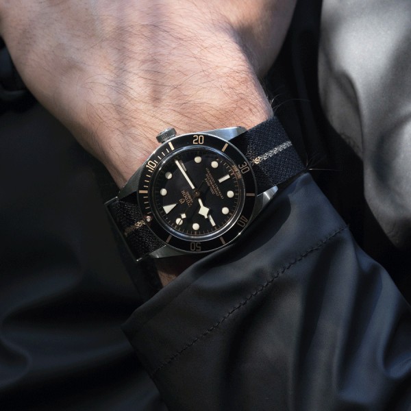 Montre Tudor Black Bay Fifty-Eight automatique cadran noir bracelet tissu noir et beige 39 mm M79030N-0003