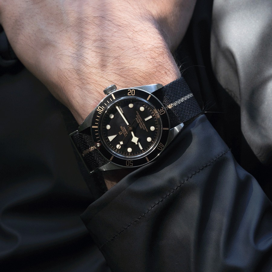 Montre Tudor Black Bay Fifty-Eight automatique cadran noir bracelet tissu noir et beige 39 mm M79030N-0003