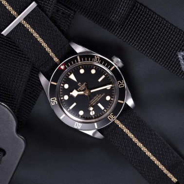 Montre Tudor Black Bay Fifty-Eight automatique cadran noir bracelet tissu noir et beige 39 mm M79030N-0003