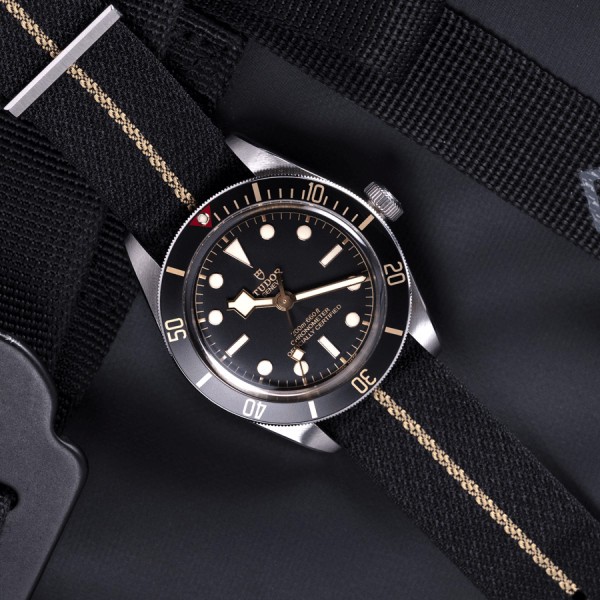 Montre Tudor Black Bay Fifty-Eight automatique cadran noir bracelet tissu noir et beige 39 mm M79030N-0003