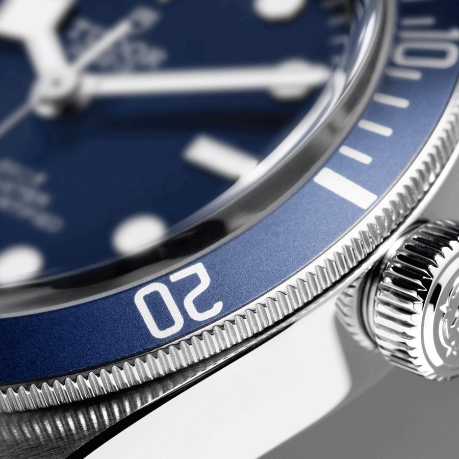 Montre Tudor Black Bay Fifty-Eight automatique cadran bleu bracelet tissu bleu et gris 39 mm M79030B-0003