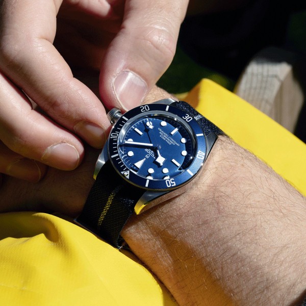 Montre Tudor Black Bay Fifty-Eight automatique cadran bleu bracelet tissu bleu et gris 39 mm M79030B-0003