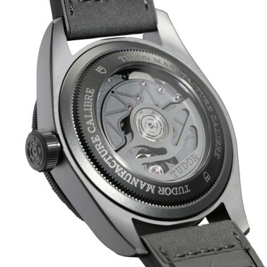 Montre Tudor Black Bay Ceramic automatique cadran noir bracelet cuir et caoutchouc noir 41 mm M79210CNU-0001