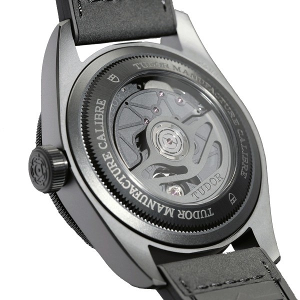Montre Tudor Black Bay Ceramic automatique cadran noir bracelet cuir et caoutchouc noir 41 mm M79210CNU-0001