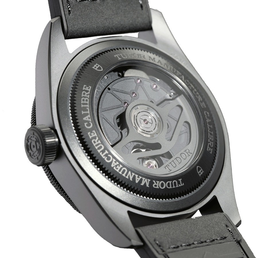 Montre Tudor Black Bay Ceramic automatique cadran noir bracelet cuir et caoutchouc noir 41 mm M79210CNU-0001