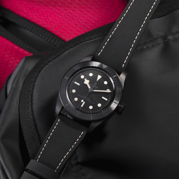 Montre Tudor Black Bay Ceramic automatique cadran noir bracelet cuir et caoutchouc noir 41 mm M79210CNU-0001