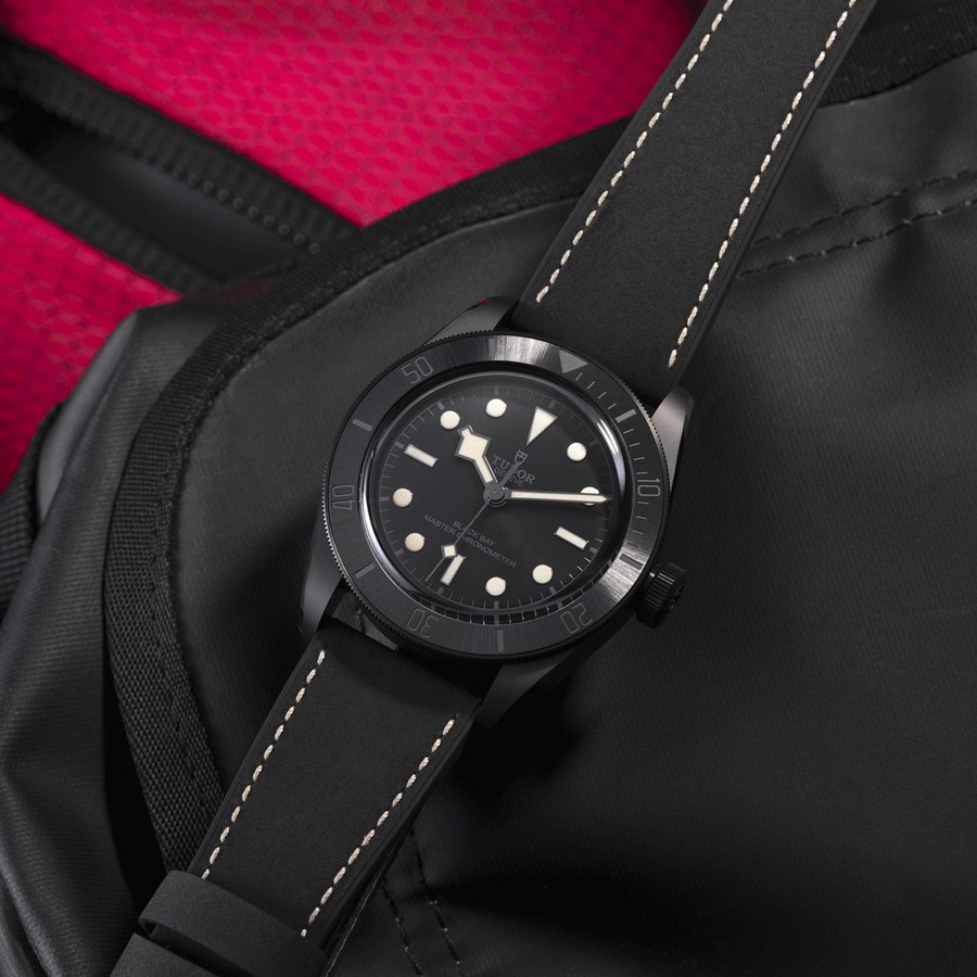 Montre Tudor Black Bay Ceramic automatique cadran noir bracelet cuir et caoutchouc noir 41 mm M79210CNU-0001