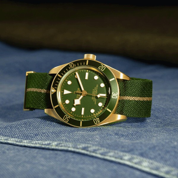 Montre Tudor Black Bay Fifty-Eight Or Jaune automatique cadran vert bracelet cuir croco marron 39 mm M79018V-0001
