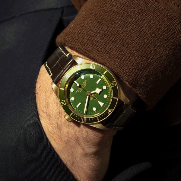 Montre Tudor Black Bay Fifty-Eight Or Jaune automatique cadran vert bracelet cuir croco marron 39 mm M79018V-0001
